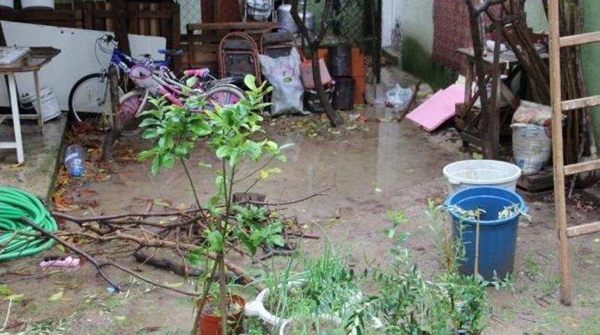 İzmir&rsquo;de Tarım Arazilerini Sağanak Yağış Vurdu