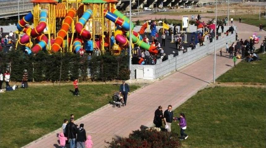 Trabzon&rsquo;da Kış Mevsiminde Yaz&rsquo;dan Kalma Havayı G&ouml;ren Vatandaşlar Sahillere Akın Etti