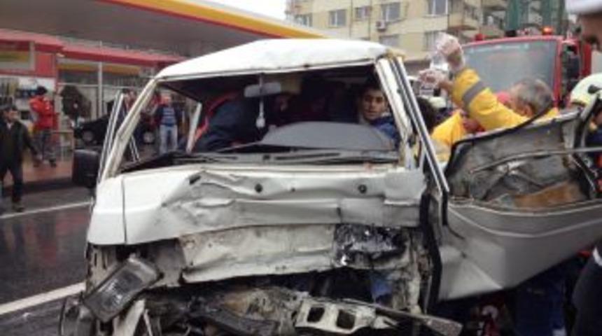 Kırmızı Işıkta Bekleyen Minib&uuml;se &Ccedil;arptı: 3 Yaralı