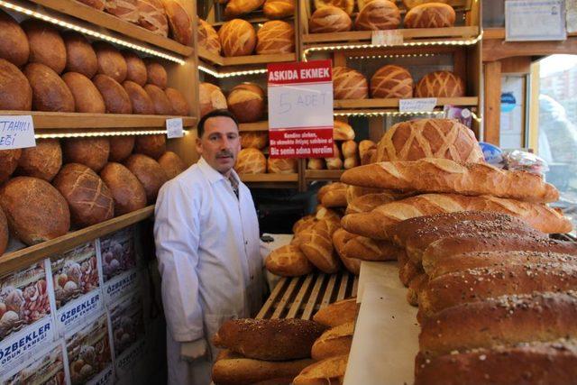 İhtiya&ccedil; Sahiplerine  askıda Ekmek le Ulaşıyorlar 1