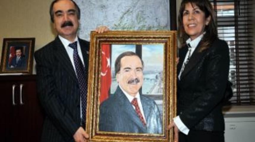 Ressam Halla&ccedil;oğlu'ndan, Vali Coş&rsquo;a Portre S&uuml;rprizi