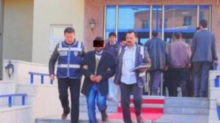 Annesinin Boğazını Kesip &Ouml;ld&uuml;rd&uuml;