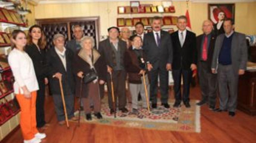Huzurevi sakinlerinden Başkan Tuna&rsquo;ya ziyaret ...