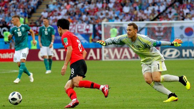 Rakip yarısahada yakalanan Alman kaleci Manuel Neuer, Güney Kore'nin ikinci golünden önce Ju Sejong'dan çalım yemişti.