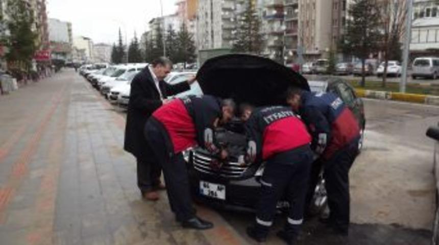 Araba Motoruna Sıkışan Kediyi, Itfaiye Kurtardı