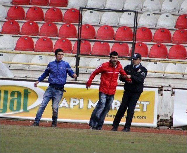 Yeşil Sahada Bıçaklı Dehşet 1