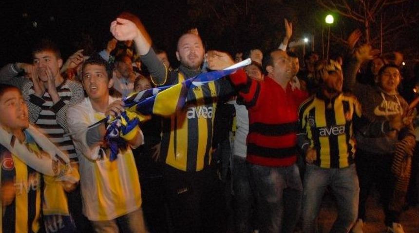 Fenerbah&ccedil;e Taraftarından Aziz Yıldırım&rsquo;a Destek