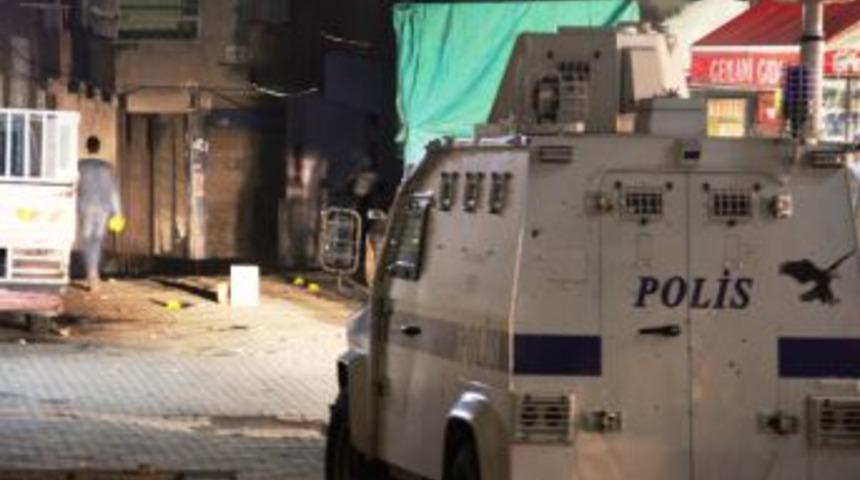 Polise Attığı Bomba Elinde Patladı, Hayatını Kaybetti