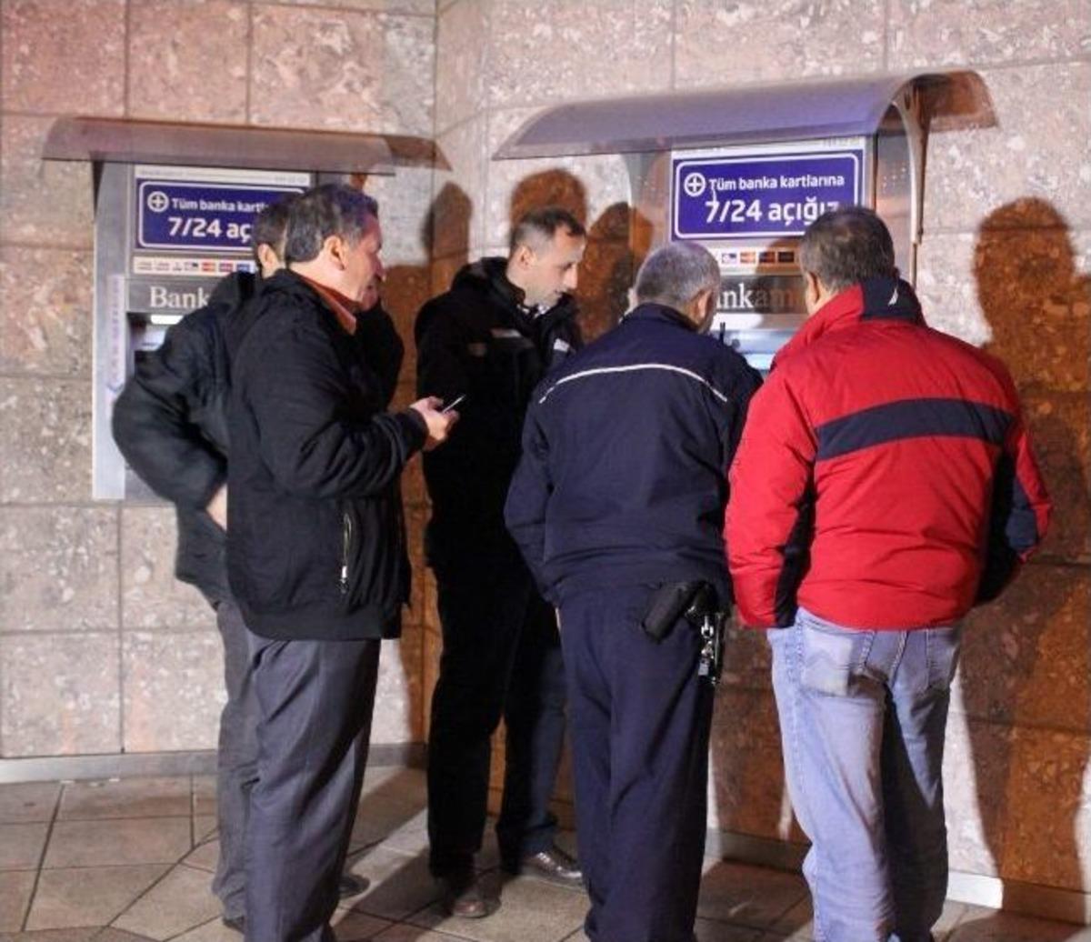 Atm'deki D&uuml;zenek Polisi Bile Şaşırttı