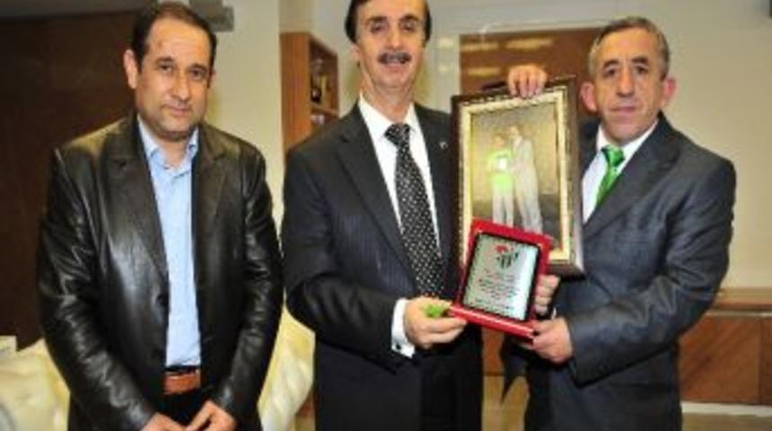 Bursaspor'un Amigosundan Başkan Keskin&rsquo;e Teşekk&uuml;r Plaketi