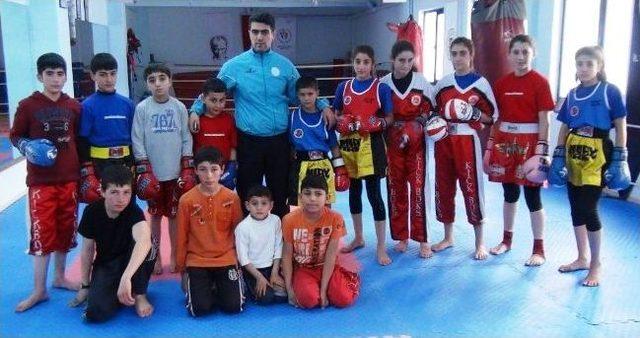 Sporcuların Muay Thai Türkiye Şampiyonası Hazırlığı