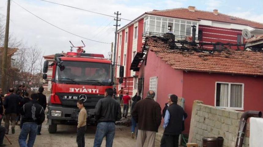 &Ccedil;orum'da Yangın 6 Kişilik Aileyi Evsiz Bıraktı