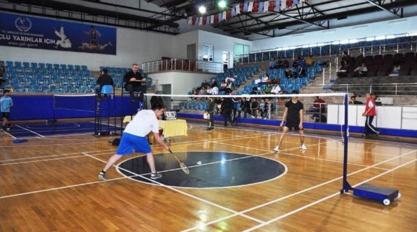 D&uuml;zce'de Sessizler Badminton Ligi Oynandı