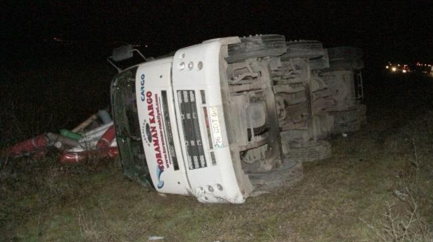 Şof&ouml;r Direksiyonda Uyuyunca Kumaş Y&uuml;kl&uuml; Kamyon Şarampole U&ccedil;tu