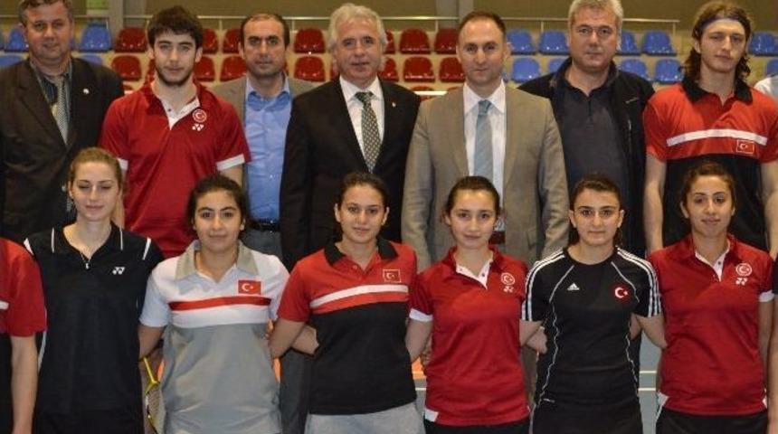 Şahin'den Badminton Milli Takımına Moral Ziyareti