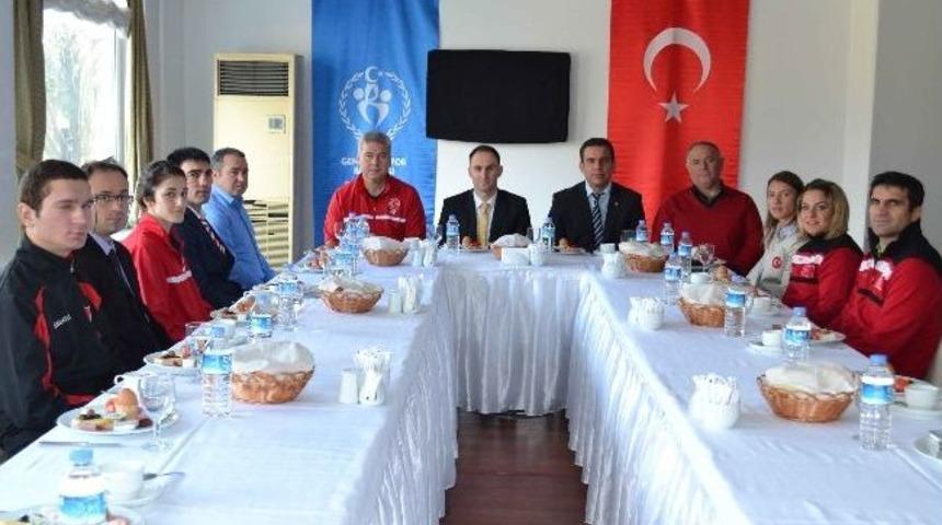 Olimpiyat Sporcuları Ve Antren&ouml;rlerine Şahin'den Tam Destek
