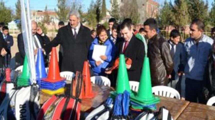 Kaymakam Sezer Okullara Spor Malzemesi Dağıttı