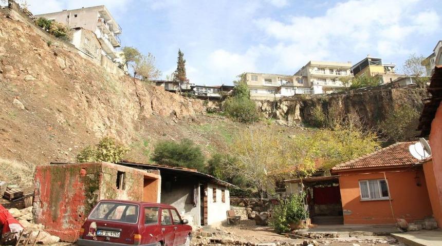 Karşıyaka'da Heyelan Mağdurlarına Kalıcı &Ccedil;&ouml;z&uuml;m