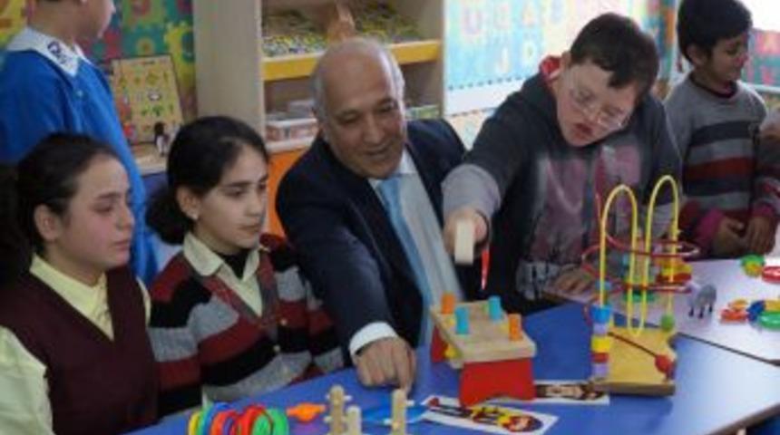 T&uuml;rk Kızılay'ından Engelli &Ouml;ğrencilere S&uuml;rpriz
