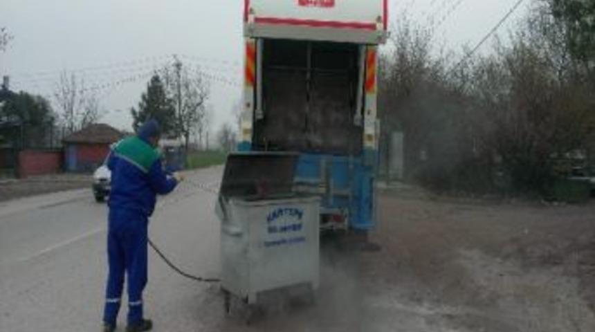 Kartepe'de &Ccedil;&ouml;p Konteynerleri Dezenfekte Ediliyor