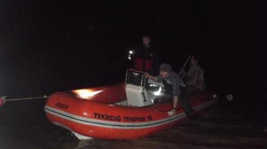 Selde Mahsur Kalan Vatandaş Botla Kurtarıldı