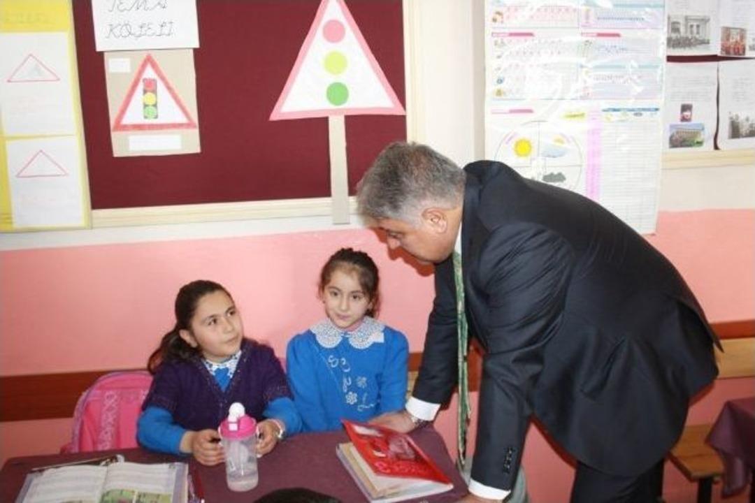 Ağrı Valisi Tekinarslan &Ouml;ğrencilere S&uuml;t Dağıttı