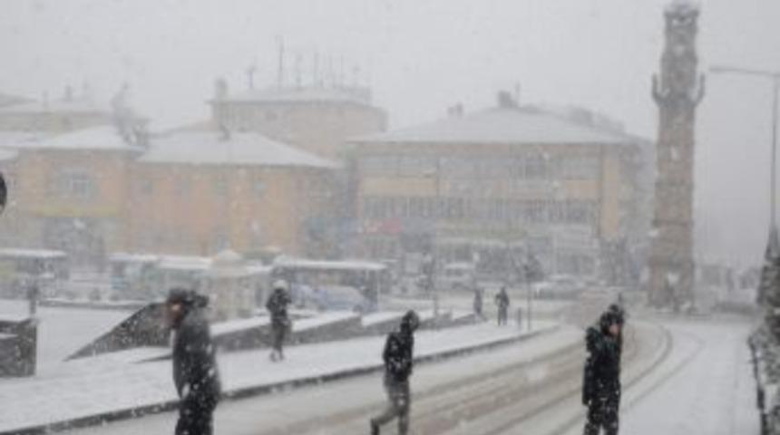 Sabah Başlayan Kar Yağışı Kısa S&uuml;rede Yozgat'ı Beyaza B&uuml;r&uuml;d&uuml;