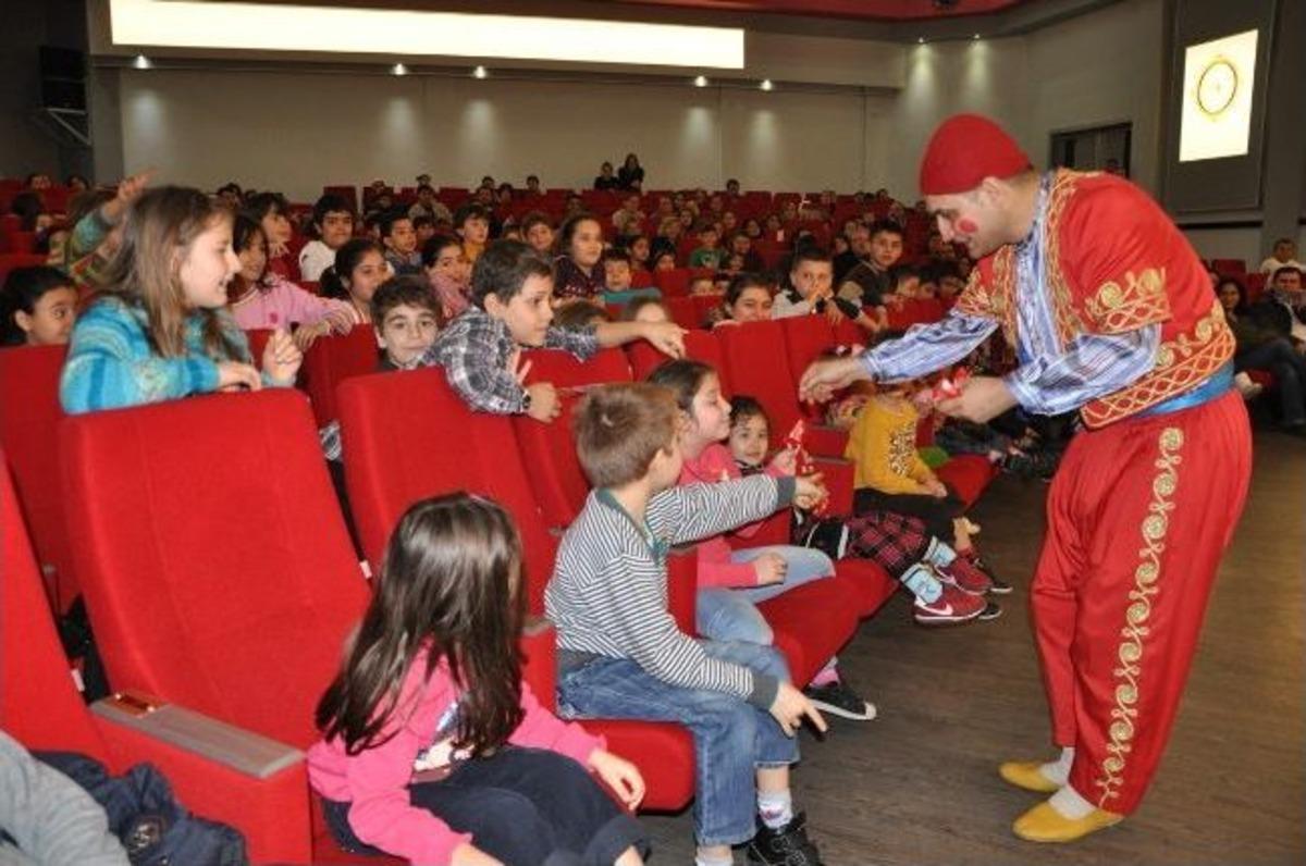 Tiyatro Oyunları Miniklerle Buluştu