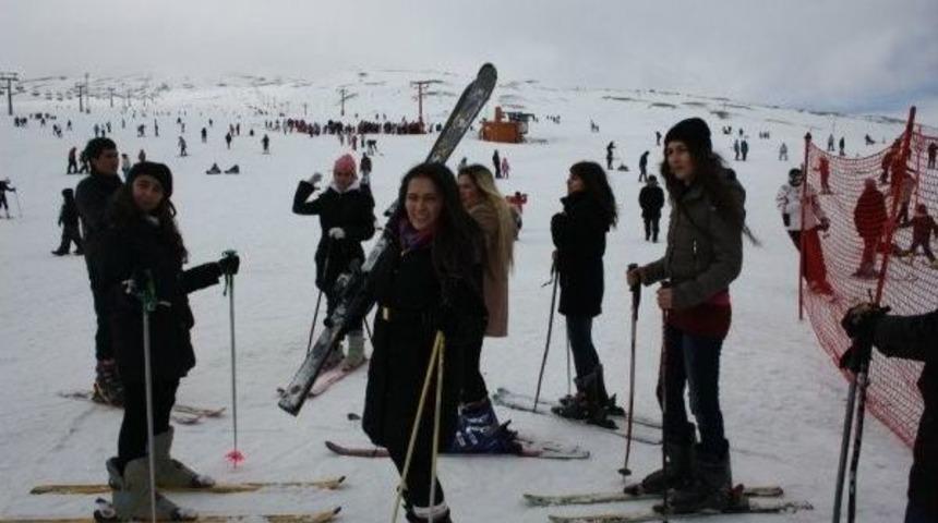 Kayseri Aile Gen&ccedil;lik Ve Spor Kul&uuml;b&uuml; Erciyes&rsquo;te Kaymanın Keyfini Yaşadı