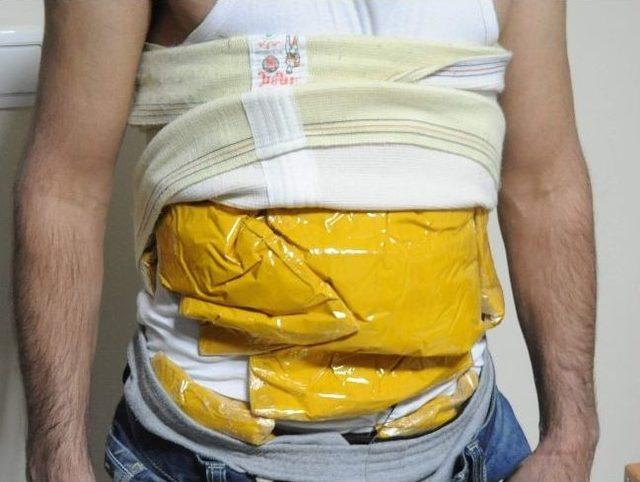 Beline Bağladıkları 8 Kilo Eroinle Yakalandılar 1