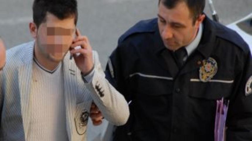 Kıskan&ccedil;lık Y&uuml;z&uuml;nden Eşini Bı&ccedil;aklayan Koca Tutuklandı