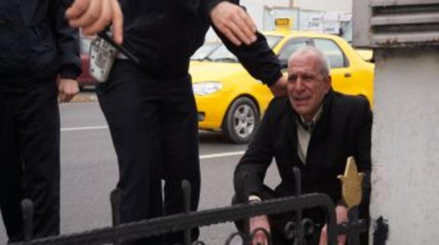Kafasını Kaldırıma &Ccedil;arpan Yaşlı Adam Hayatını Kaybetti