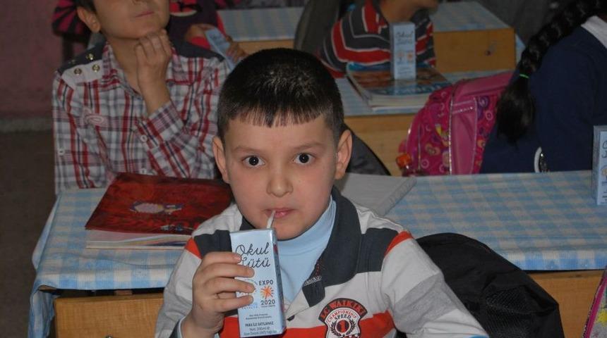 &Ouml;ğrencilere Okul S&uuml;t&uuml; Dağıtıldı