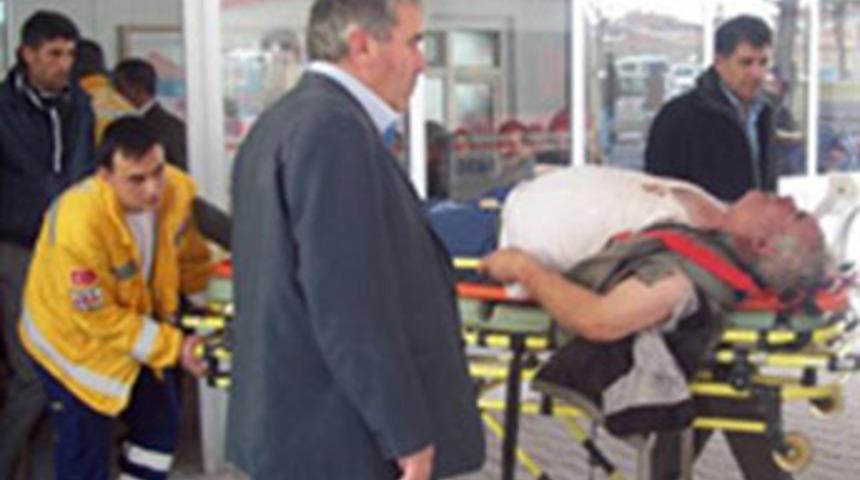 Lastiği patlayan minib&uuml;s devrildi