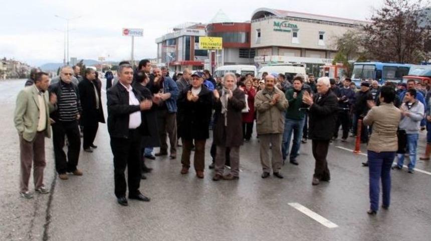 Kazalara İsyan Edip, Karayolunu Trafiğe Kapattılar
