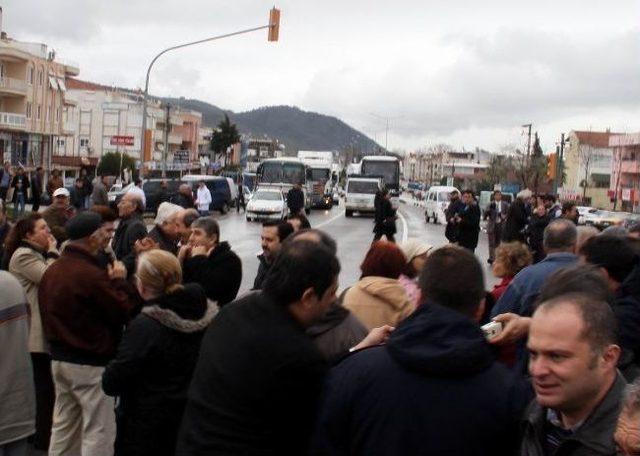 Kazalara İsyan Edip, Karayolunu Trafiğe Kapattılar