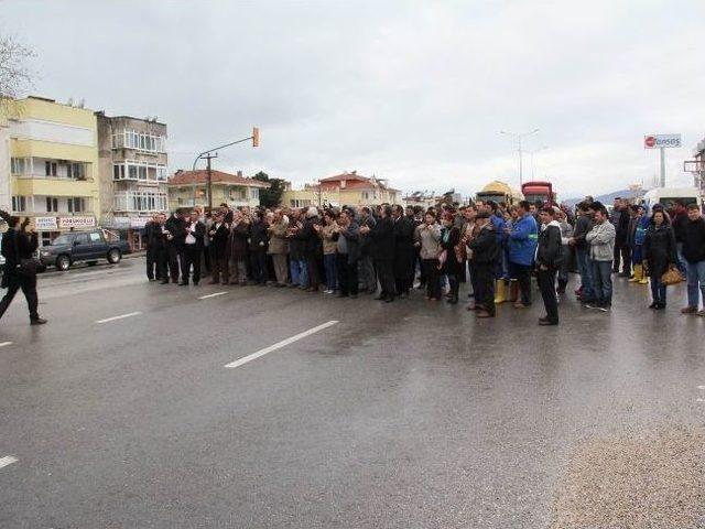 Kazalara İsyan Edip, Karayolunu Trafiğe Kapattılar