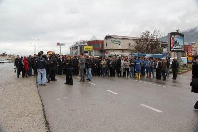 Kazalara İsyan Edip, Karayolunu Trafiğe Kapattılar