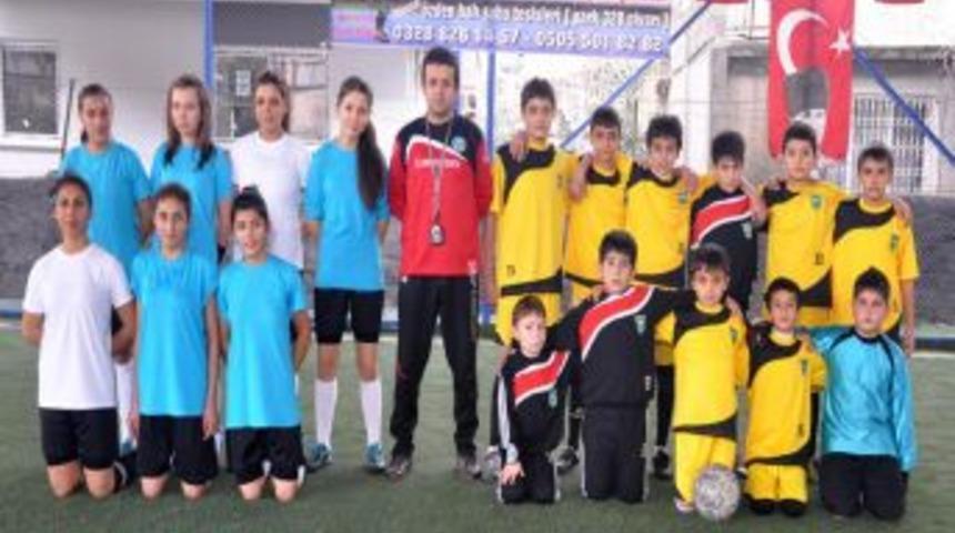 Kızlar Ilk Ma&ccedil;ında Erkeklere Yenildi