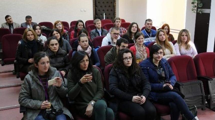 Gen&ccedil;liğin Birliği D&uuml;nya Barışına Hizmet Ediyor