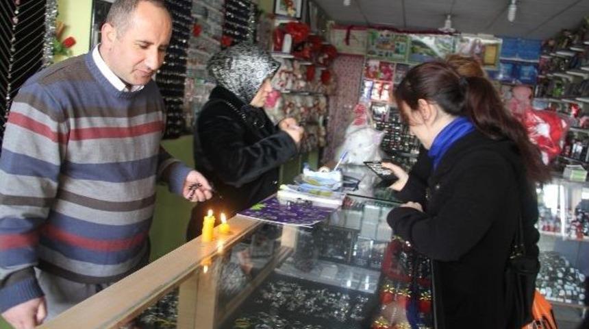 Karanlıkta Kalan Esnaf Mum Işığında Satış Yapıyor