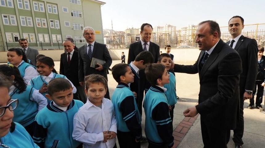 Vali Kızılcık: &Ccedil;ocuklarımızı &Ccedil;ağın Gereklerine G&ouml;re Yetiştirmeliyiz
