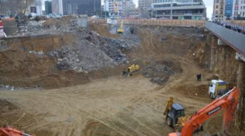 Taksim &Ccedil;alışmalarını Paravan Deliklerinden Izliyorlar