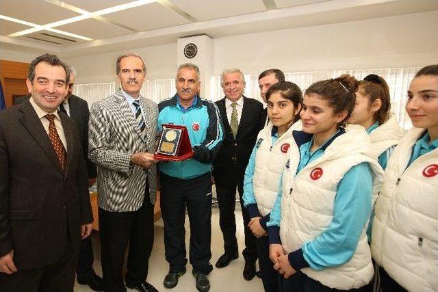 Başkan Altepe den Şampiyonlara Ödül 1