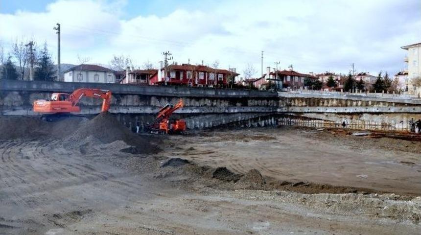 Fuar Alanı İnşaatı S&uuml;r&uuml;yor