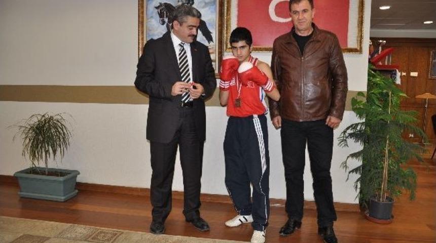 Alıcık, Gen&ccedil; Boks&ouml;r&uuml; &Ccedil;eyrek Altınla &Ouml;d&uuml;llendirdi