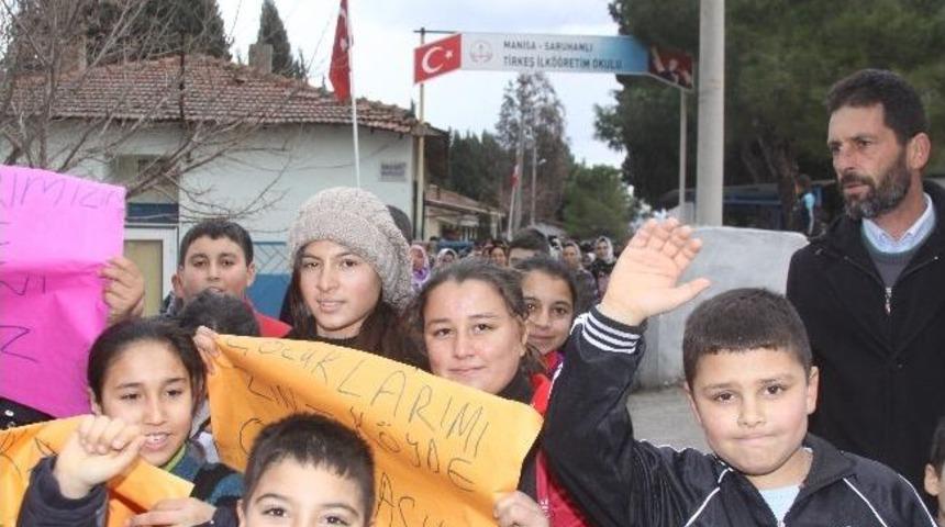 Taşımalıya Karşı &Ccedil;ıkan Veliler &Ccedil;ocuklarını Okula G&ouml;ndermedi