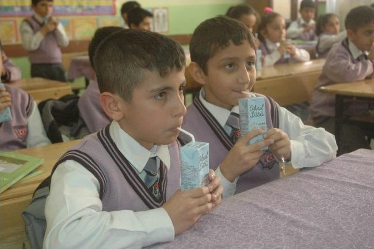 Hakkari'de &ldquo;okul S&uuml;t&uuml;&rdquo; Dağıtımı Başladı