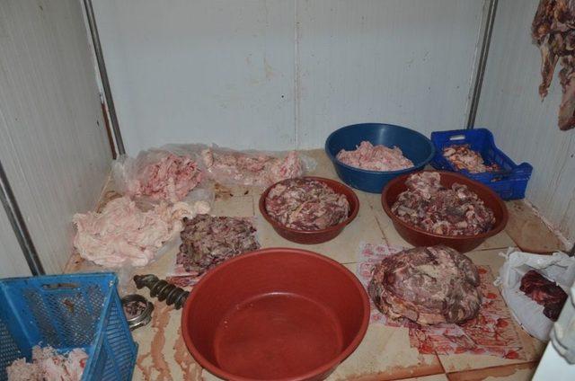 Kaçak Et Imalathanesine Operasyon Yapıldı, Etler Çöpe Atıldı 1