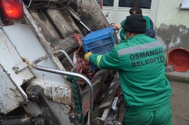 Kaçak Et Imalathanesine Operasyon Yapıldı, Etler Çöpe Atıldı 2